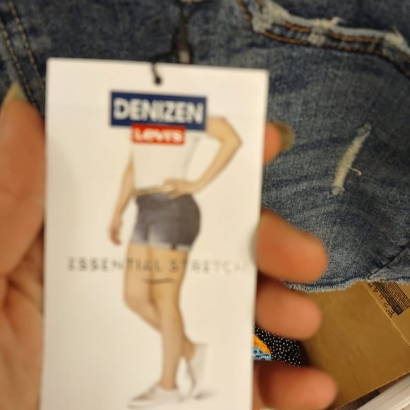 DENIZEN Levi's Women's High-Rise 3" Jean Shorts - Picture 9 of 10